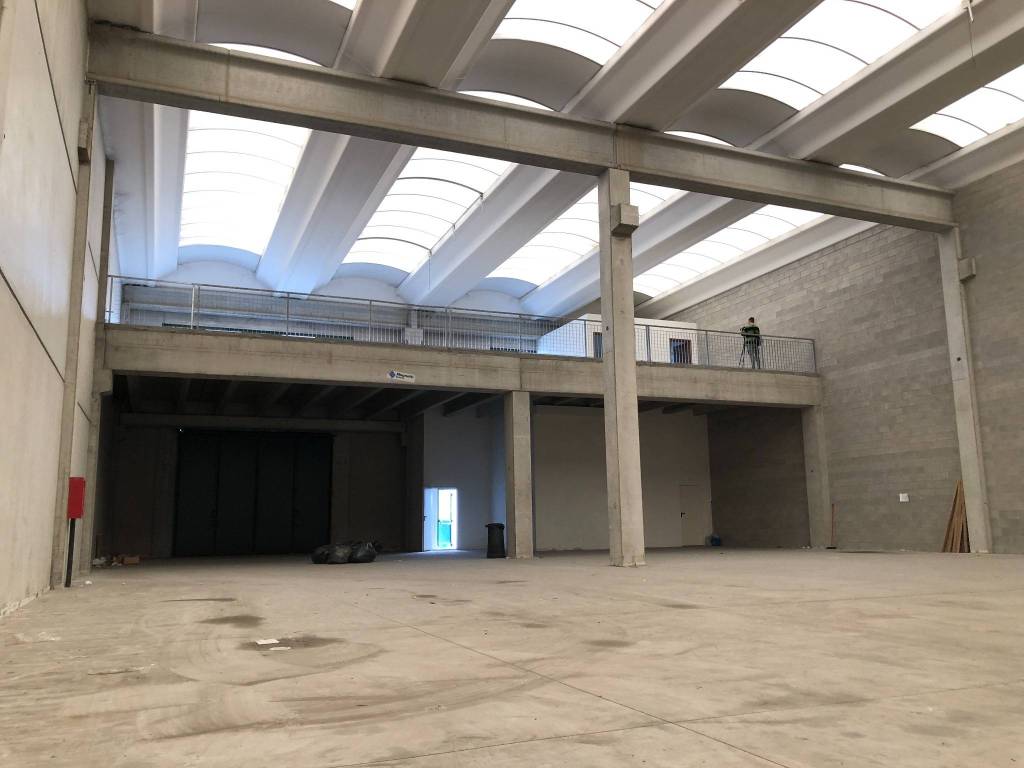 locale commerciale in vendita a Gessate