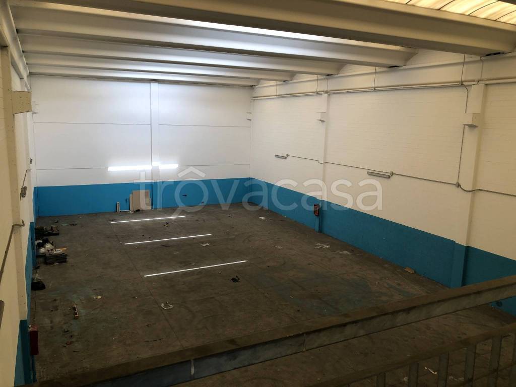 locale commerciale in vendita a Gessate