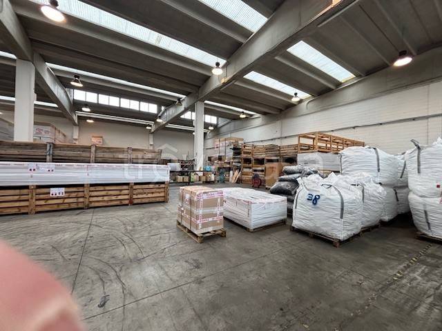 locale commerciale in vendita a Gessate