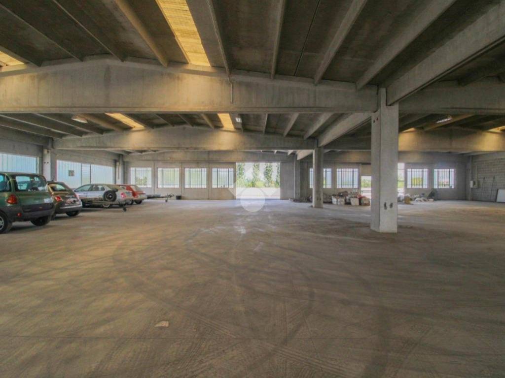 locale commerciale in vendita a Gessate