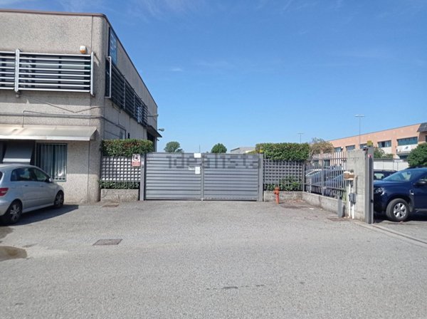 locale di sgombero in vendita a Gessate