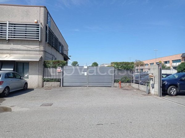 locale commerciale in vendita a Gessate