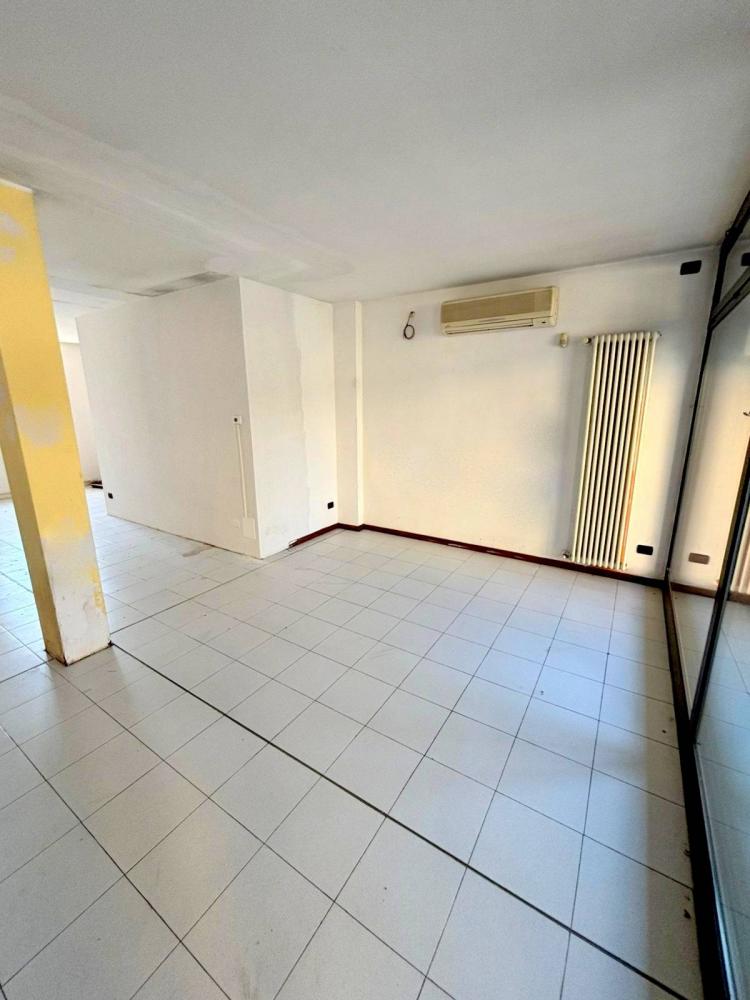 locale commerciale in vendita a Gessate