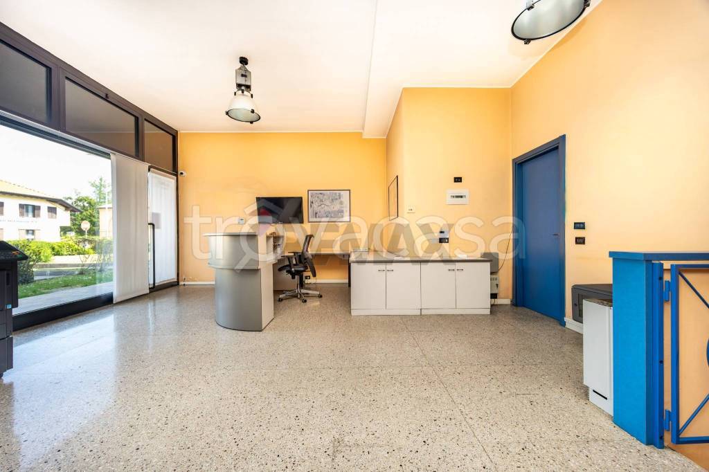 locale commerciale in vendita a Gessate in zona Villa Fornaci