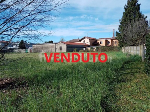 terreno edificabile in vendita ad Inveruno