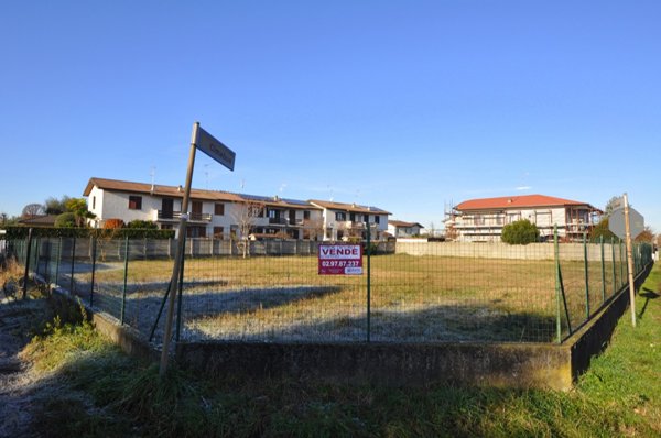 terreno edificabile in vendita ad Inveruno