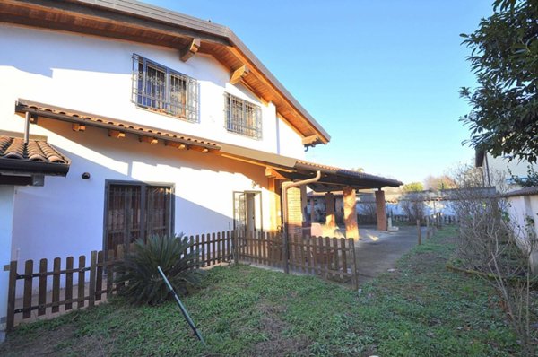 casa indipendente in vendita ad Inveruno in zona Furato