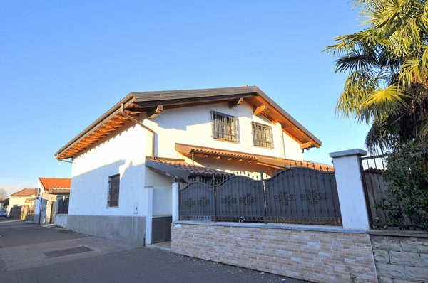 casa indipendente in vendita ad Inveruno in zona Furato