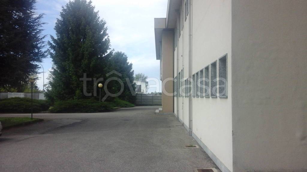 capannone in vendita ad Inveruno