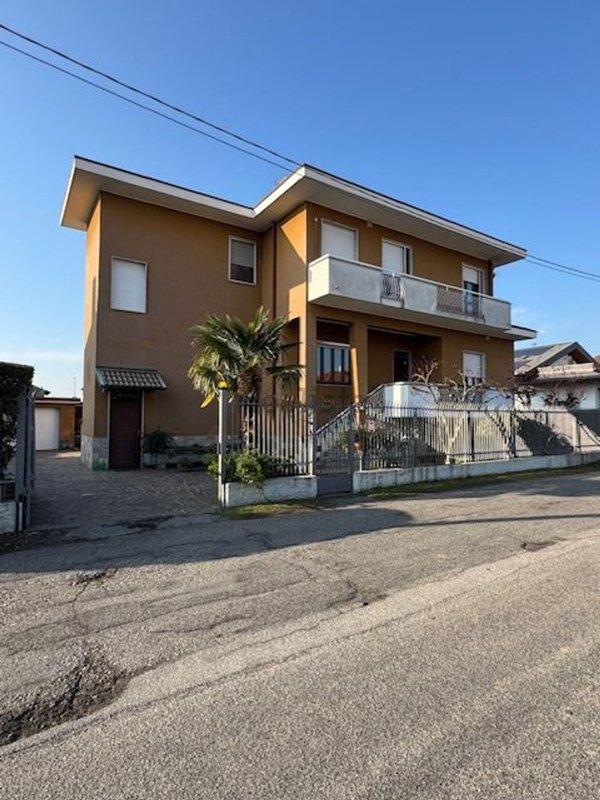 appartamento in vendita ad Inveruno in zona Furato