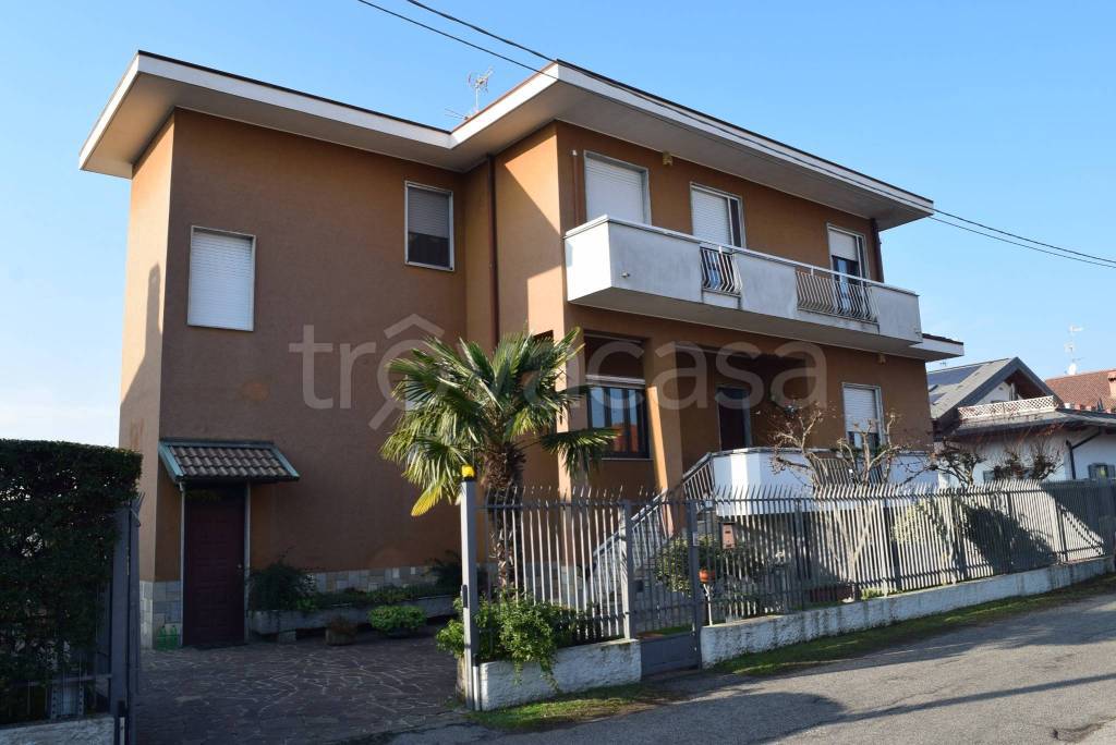 casa indipendente in vendita ad Inveruno in zona Furato