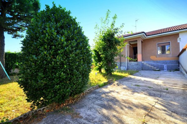 casa indipendente in vendita ad Inveruno in zona Furato
