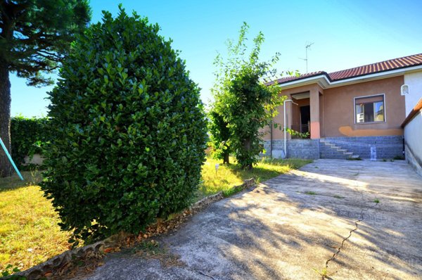 casa indipendente in vendita ad Inveruno in zona Furato