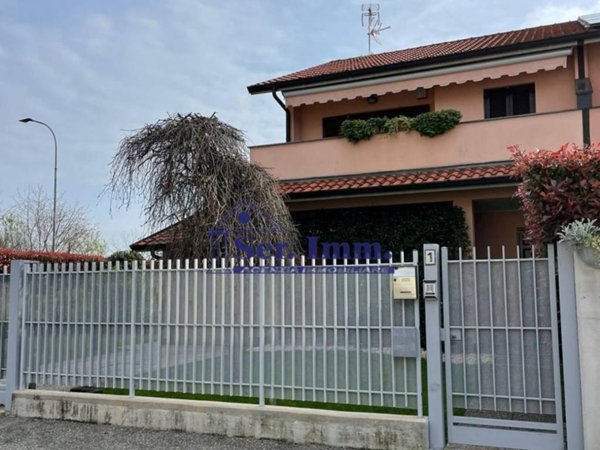 casa indipendente in vendita ad Inveruno in zona Furato