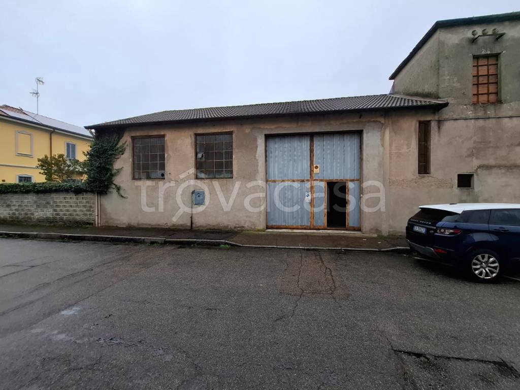 locale commerciale in vendita ad Inveruno