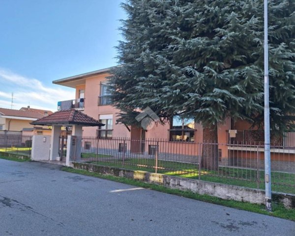 appartamento in vendita ad Inveruno in zona Furato