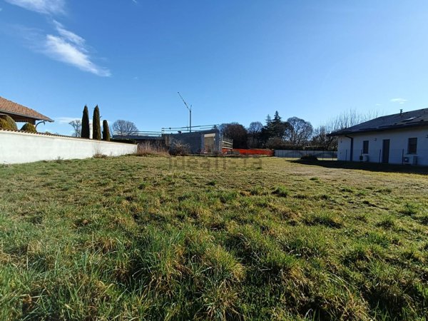 terreno edificabile in vendita ad Inveruno