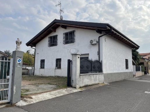 casa indipendente in vendita ad Inveruno in zona Furato