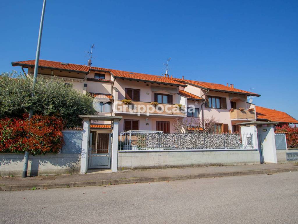 appartamento in vendita ad Inveruno in zona Furato