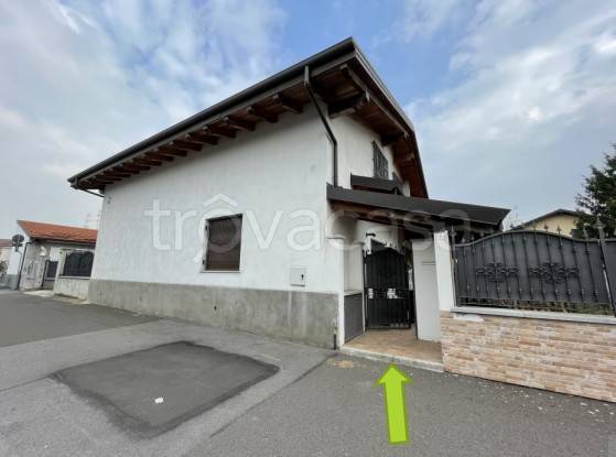 casa indipendente in vendita ad Inveruno in zona Furato
