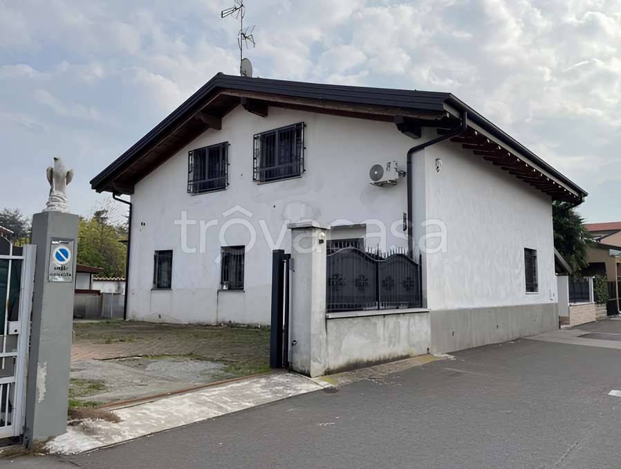 appartamento in vendita ad Inveruno in zona Furato