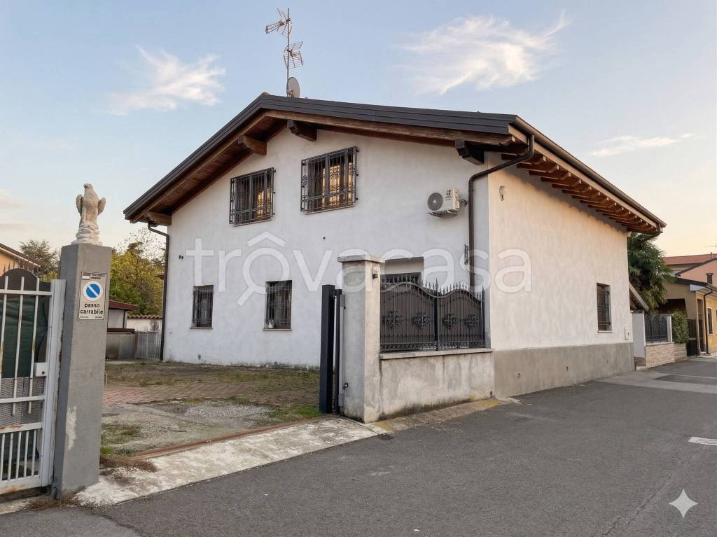 casa indipendente in vendita ad Inveruno in zona Furato