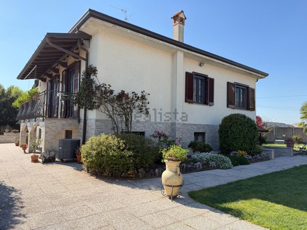 casa indipendente in vendita ad Inveruno in zona Furato