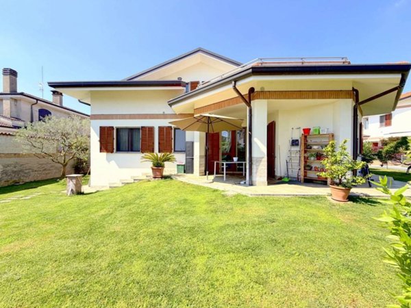 casa indipendente in vendita ad Inveruno in zona Furato