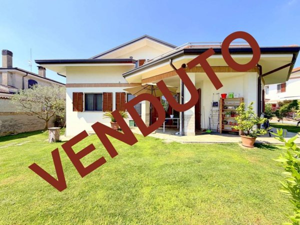 casa indipendente in vendita ad Inveruno in zona Furato