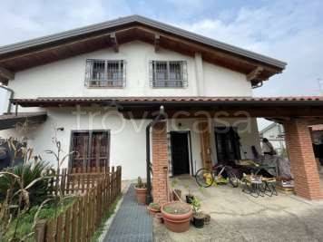 casa indipendente in vendita ad Inveruno in zona Furato