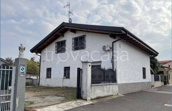 appartamento in vendita ad Inveruno in zona Furato
