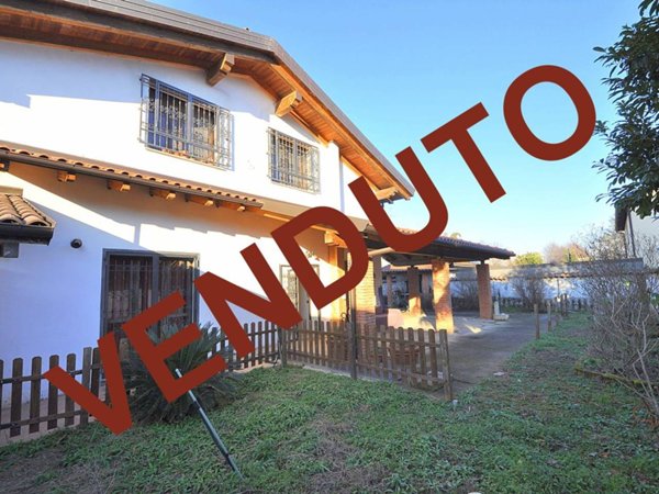 casa indipendente in vendita ad Inveruno in zona Furato