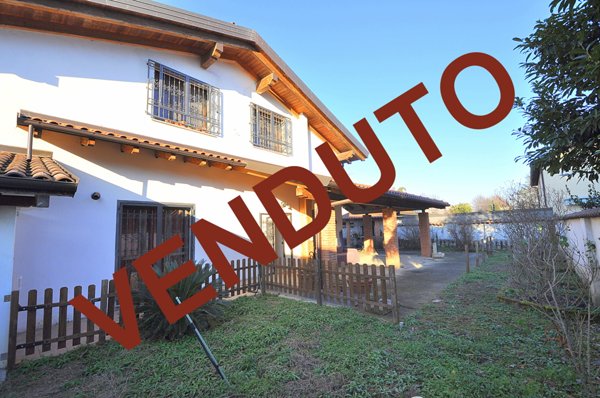 casa indipendente in vendita ad Inveruno in zona Furato
