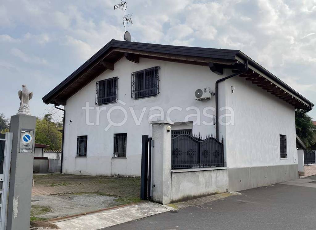 appartamento in vendita ad Inveruno in zona Furato