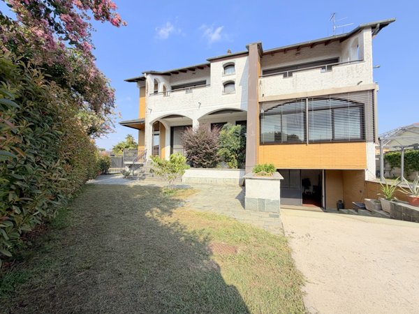 casa indipendente in vendita ad Inveruno in zona Furato