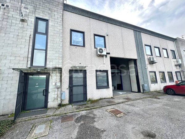 locale commerciale in vendita a Lacchiarella