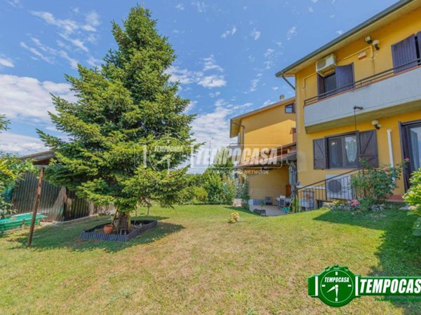 casa indipendente in vendita a Lacchiarella in zona Casirate Olona