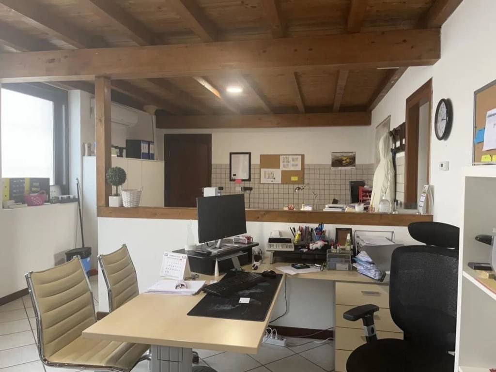 locale commerciale in vendita a Lacchiarella