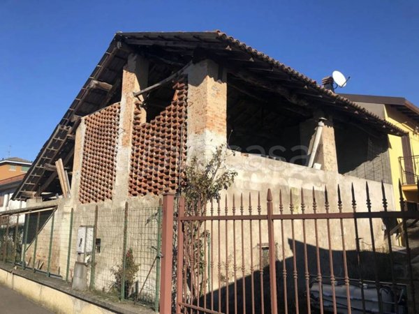 appartamento in vendita a Lacchiarella in zona Casirate Olona