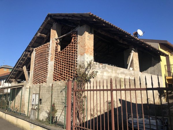 appartamento in vendita a Lacchiarella in zona Casirate Olona