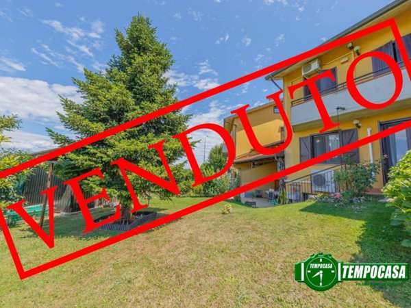 casa indipendente in vendita a Lacchiarella in zona Casirate Olona