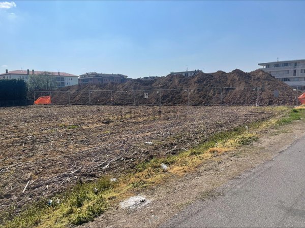 terreno edificabile in vendita a Lacchiarella in zona Mettone