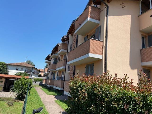 appartamento in vendita a Lacchiarella in zona Mettone