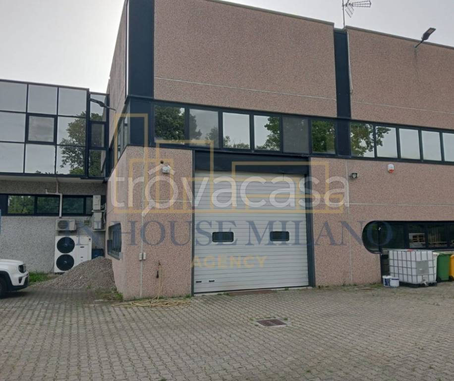 locale commerciale in vendita a Lacchiarella