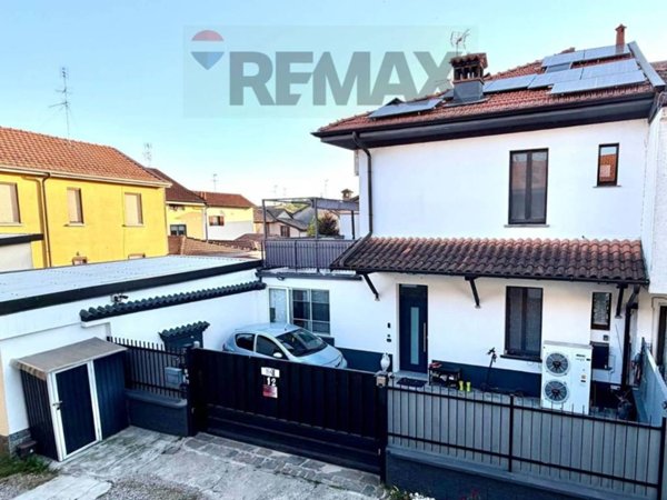 casa indipendente in vendita a Lacchiarella in zona Mettone