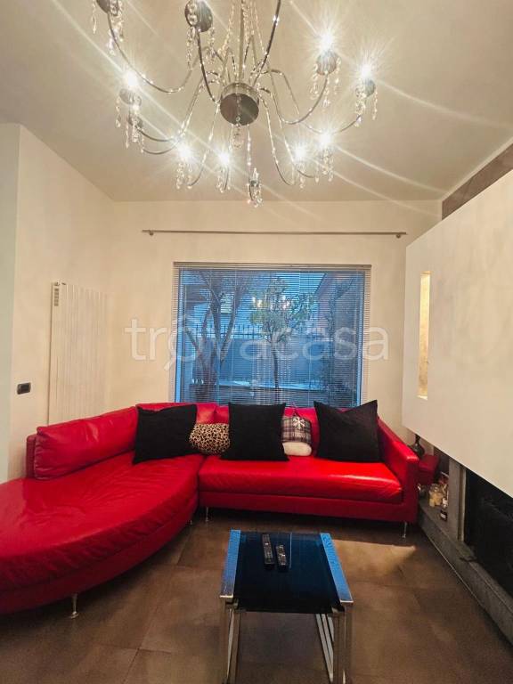 casa indipendente in vendita a Lacchiarella in zona Mettone