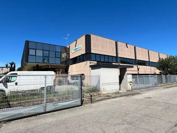 locale commerciale in vendita a Lacchiarella in zona Mettone