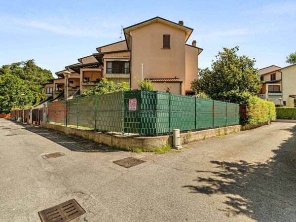 appartamento in vendita a Lacchiarella in zona Mettone