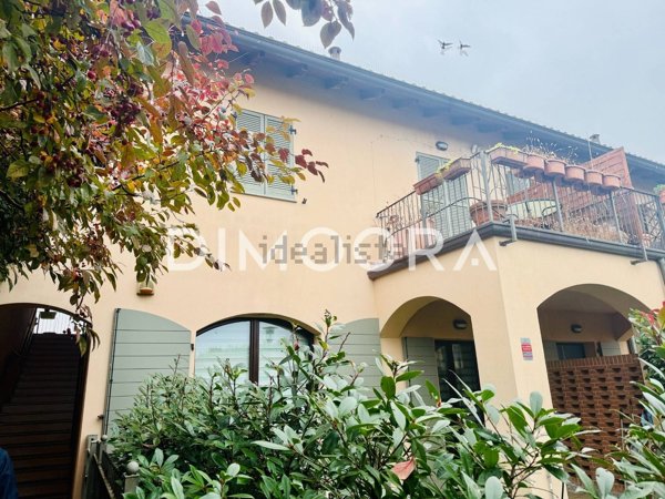 appartamento in vendita a Lacchiarella in zona Casirate Olona