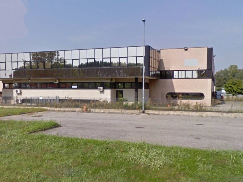 locale commerciale in vendita a Lacchiarella in zona Mettone